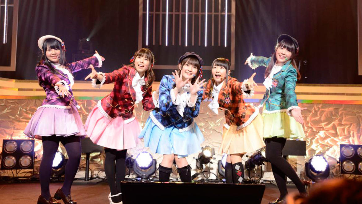 2016年1月1日に東京国際フォーラム ホールAで行われた「Rhodanthe* New Year Concert 2016 FIRST*MODE」の模様をダイジェスト放送!Rhodanthe*は、TVアニメ『きんいろモザイク』から誕生したユニットで、ワンマン公演は今回が2度目。メンバー自身で考えた振付や、アンコールでは総勢14名のビッグバンド編成でのライブが実現。また、松原穂乃花役の諏訪彩花もゲスト出演と見どころ満載の公演となった。 制作:2016 2016年1月1日に東京国際フォーラム ホールAで行われた「Rhodanthe* New Year Concert 2016 FIRST*MODE」の模様をダ